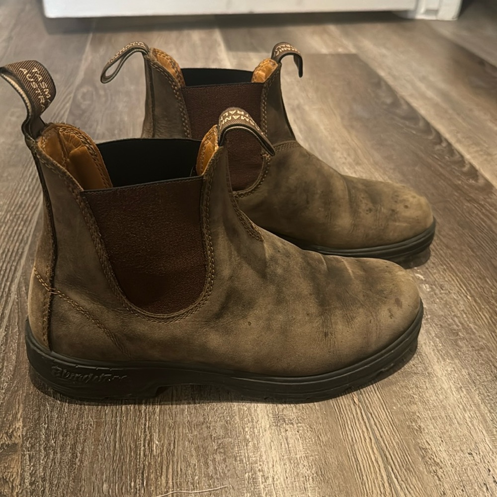 Blundstone’s 585w size 5.5 (US 8.5, EU 38.5), Rustic Brown Color